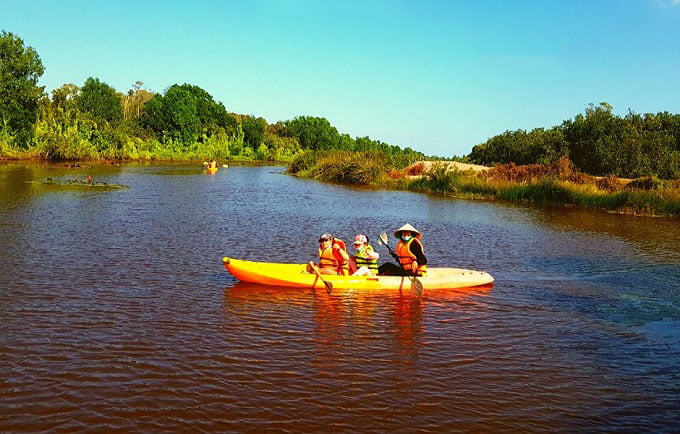 Chèo xuồng kayak tham quan và trải nghiệm tại Cánh Đồng Bất Tận