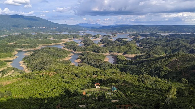Hồ Tà Đùng - 'Vịnh Hạ Long' của núi rừng Tây Nguyên