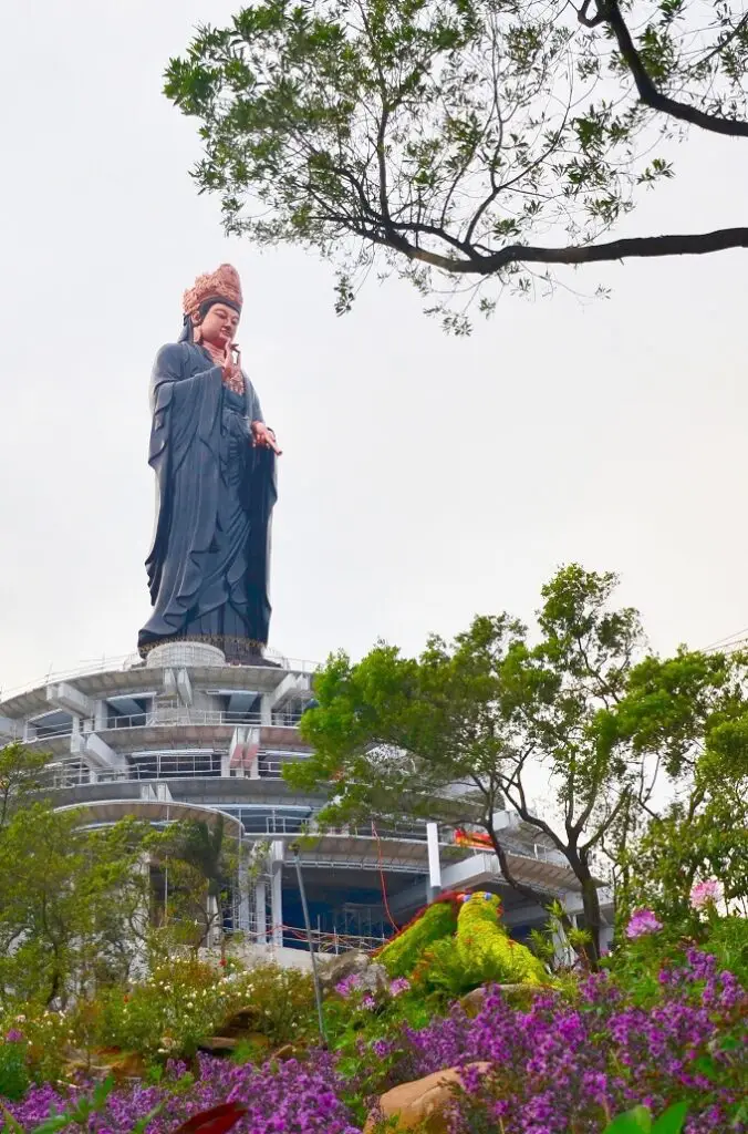 Tượng Phật Bà Quan Âm đang được hoàn thiện trên đỉnh núi Bà Đen
