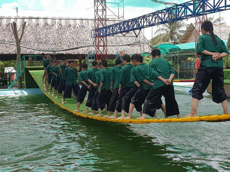 Trải nghiệm cầu lắc tại KDL Làng Xanh Bến Tre