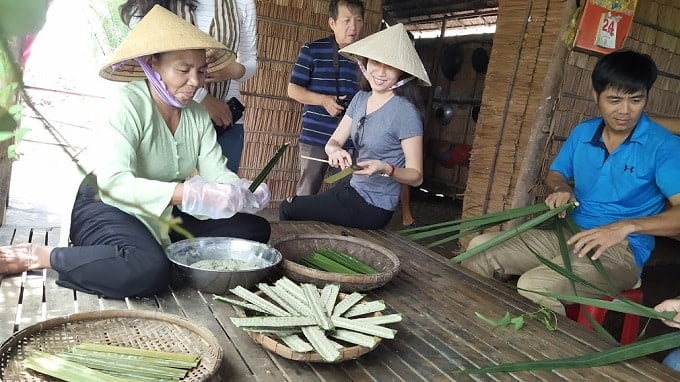 Thưởng thức và trải nghiệm làm bánh lá ở Cồn Chim