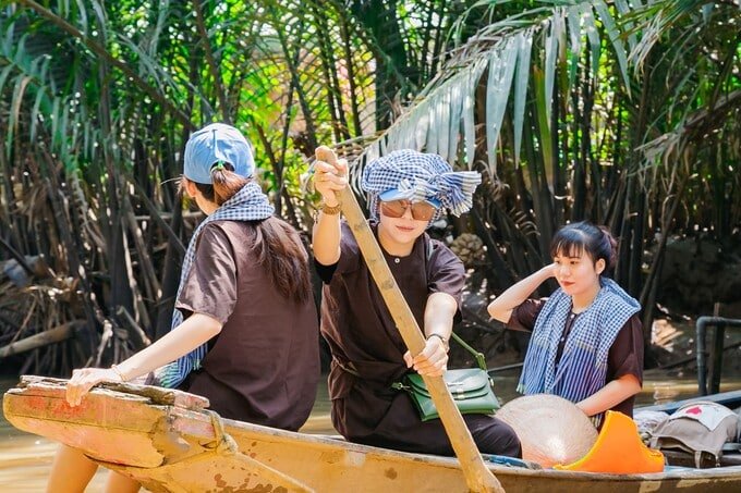 Tour khám phá sông nước bến tre 1 ngày 7 Bơi xuồng ba lá trên rạch dừa nước