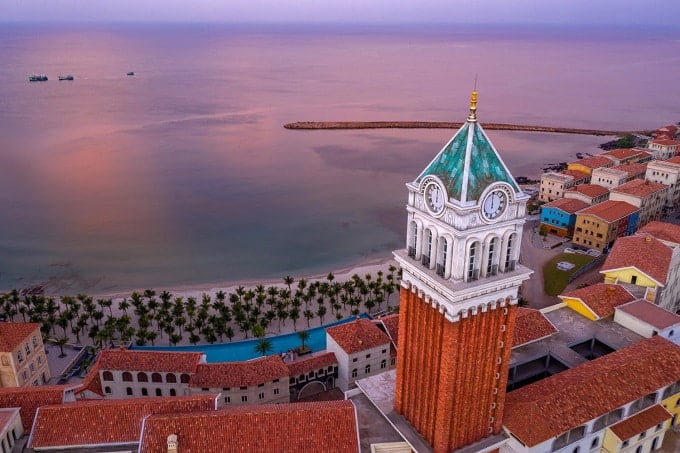 Tháp đồng hồ Central Village ở trung tâm Thị trấn Địa Trung Hải