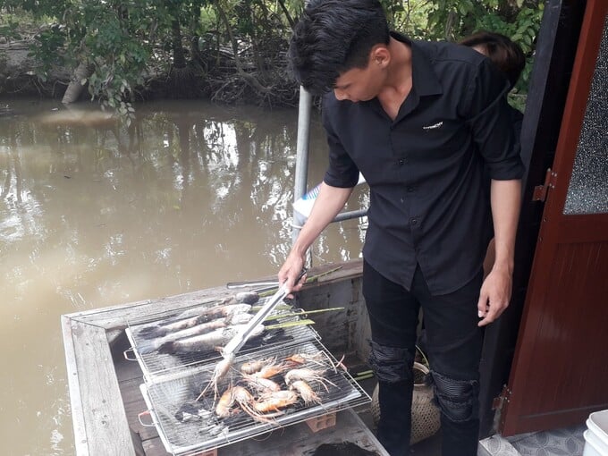 Tour khám phá sông nước bến tre 1 ngày 13 Tự tay nướng BBQ trên sông thật mới mẻ và thú vị