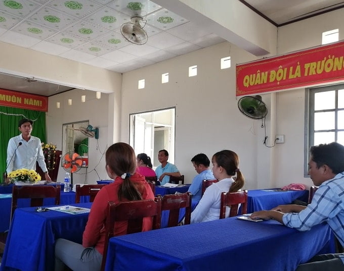 Thúc Đẩy Phát Triển Du Lịch Sinh Thái Biển Dựa Vào Công Đồng ở Huyện Bình Đại 2 Bí thư Đảng ủy xã Thừa Đức Trần Trung Kiên (đứng) trao đổi với các hộ dân tham gia dự án. - Ảnh LT