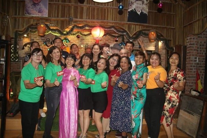 Chị Nguyễn Thị Kim Vy (áo dài hồng) và đại diện đoàn Bến Tre, các CLB ca nhạc – khiêu vũ xã Cẩm Thanh trong đêm giao lưu - Ảnh LT