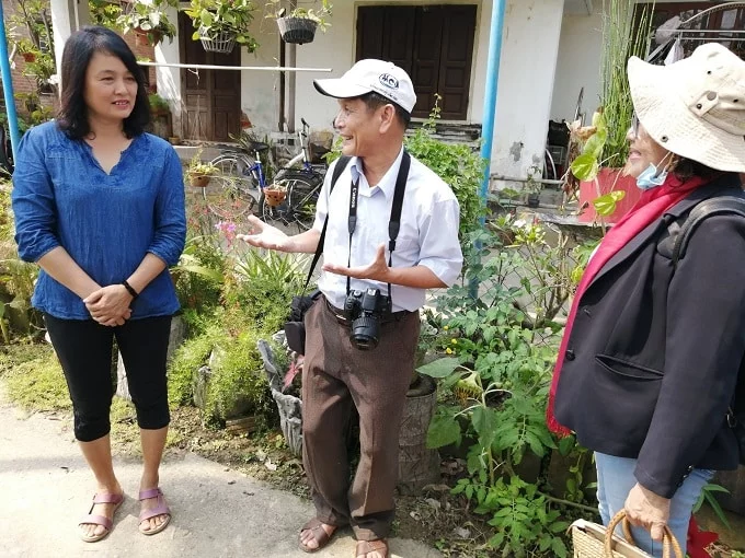Chị Nguyễn Thị Vân (áo xanh) và TS. Chu Mạnh Trinh đang chia sẻ về mô hình - Ảnh LT