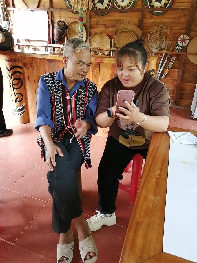 Chị Trần Thị Thủy Nguyên, CB UBND xã Thừa Đức chia sẻ thông tin với Gia làng A lăng Siêng (ảnh phải) và A lăng Như (ảnh trái) – Ảnh LT