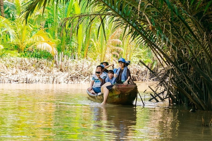 Đi xuồng ba lá trong rạch dừa nước mát rượi