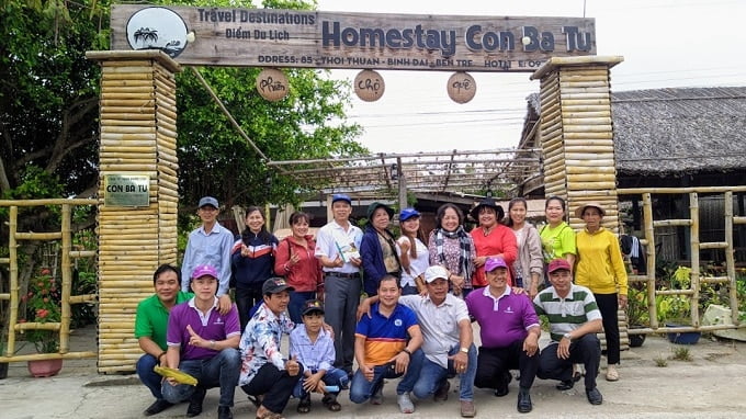 Thúc Đẩy Phát Triển Du Lịch Sinh Thái Biển Dựa Vào Công Đồng ở Huyện Bình Đại 3 Đoàn tham quan học tập mô hình du lịch Homestay Cồn Bà Tư, xã Thới Thuận. - Ảnh LT