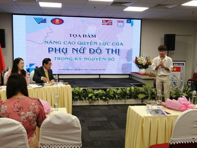 Bến Tre Tham Gia Tọa Đàm Khoa Học Quốc Tế "Nâng Cao Quyền Lực Của Phụ Nữ Đô Thị Trong Kỷ Nguyên Số" 6 SV Vũ Trường Huy, khoa Ngữ văn Pháp, trường ĐHXH & NV Tp. Hồ Chí Minh đặt câu hỏi với diễn giả tại Tọa đàm. - Ảnh: LT