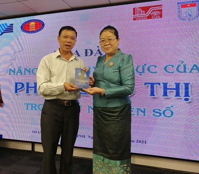 Bến Tre Tham Gia Tọa Đàm Khoa Học Quốc Tế "Nâng Cao Quyền Lực Của Phụ Nữ Đô Thị Trong Kỷ Nguyên Số" 7 Tặng sách Nguyễn Đình Chiểu cho bà Phimpha Keomixay Tổng lãnh sự Lào