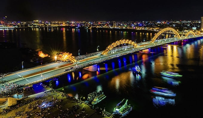 Cầu Rồng Đà Nẵng phun lửa khát vọng vươn ra biển lớn