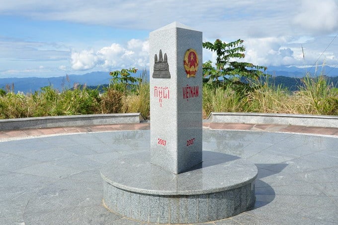 Du lịch Kon Tum - Top 10+ Địa điểm đẹp và nổi tiếng bậc nhất 6 Chinh phục ngã ba Đông Dương trải nghiệm khoảnh khắc 'một con gà gáy ba nước cùng nghe'