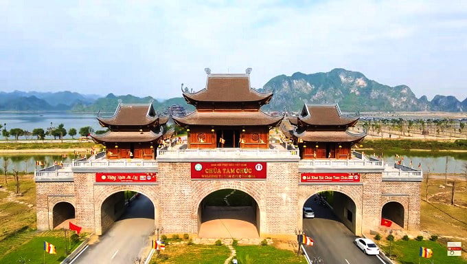 Cổng Tam Quan Ngoại chùa Tam Chúc