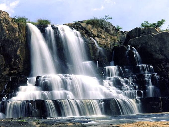 Du lịch Kon Tum - Top 10+ Địa điểm đẹp và nổi tiếng bậc nhất 13 Lặng ngắm vẻ đẹp hùng vĩ của thác Yaly giữa núi rừng Tây Nguyên