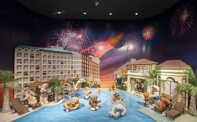 Khám phá Teddy Bear Museum - Bảo tàng gấu bông đầu tiên tại Việt Nam 4 Ngộ nghĩnh nhất là những hình ảnh người bạn gấu huyền thoại trong những khoảng khắc nghỉ dưỡng tại Vinpearl