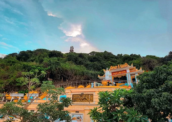 Chùa Linh Sơn trên Đỉnh Cao Cát nổi tiếng linh thiêng được xây từ thế kỷ 20