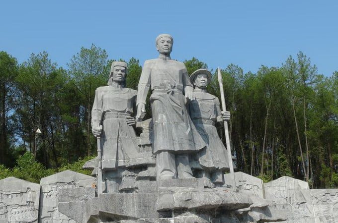 Tượng Đài Phan Đình Phùng và nghĩa quân được xây dựng tại Thị trấn Vũ Quang