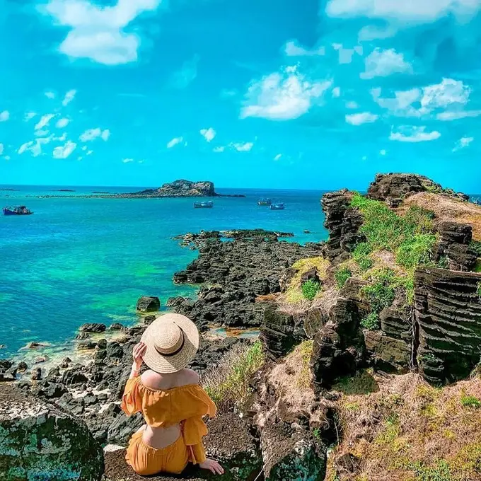 Với nét đẹp quyến rũ, hoang sơ, vách đá Cao Cát đã trở thành biểu tượng của Phú Quý