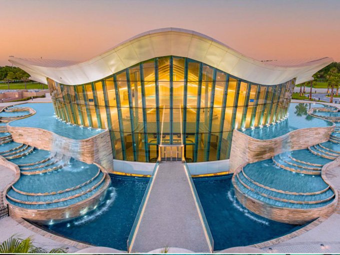 Deep Dive Dubai nằm trong một tòa nhà rộng 1.500 mét vuông có hình dạng giống như một con hàu, một dấu ấn về lịch sử của UAE với tư cách là một quốc gia lặn ngọc trai.