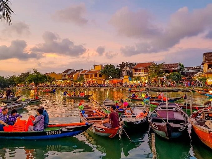 Các bạn có thể đến rừng dừa Cẩm Thanh (rừng dừa bảy mẫu) bằng cách đi thuyền xuôi sông Thu Bồn