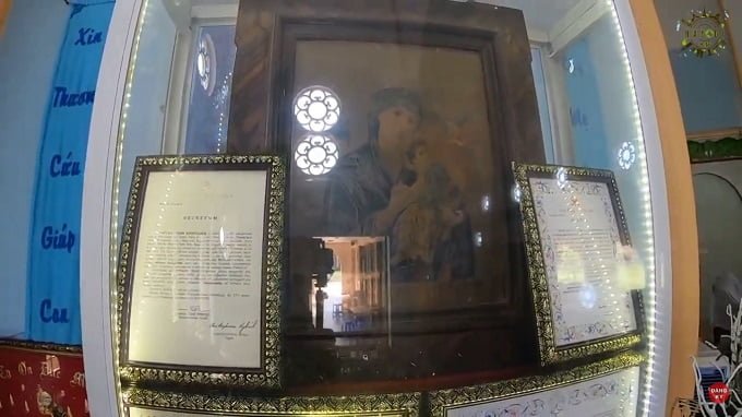 Bức ảnh Đức Mẹ Hằng Cứu Giúp và Chúa Hài Đồng lộ hình được lưu giữ tại Nhà Thờ La Mã