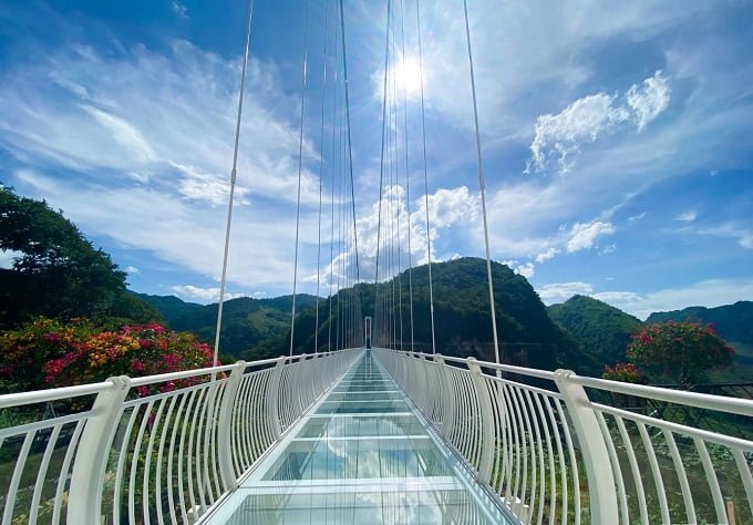 Cầu kính Bạch Long có tổng chiều dài là 632m và chiều rộng của mặt cầu 2.4m, phần trên vách đá 1.5m
