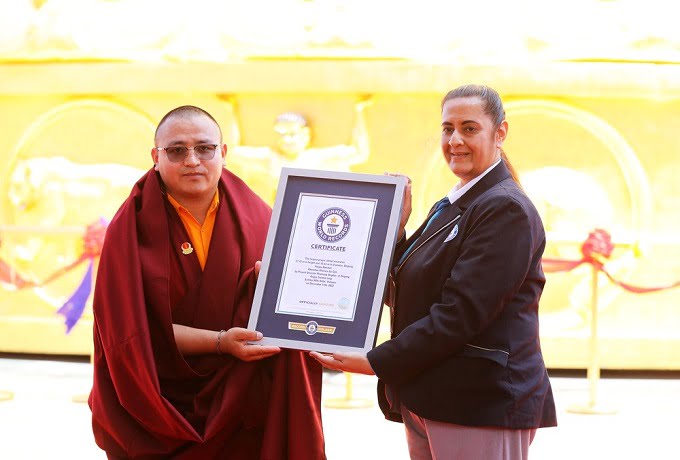 Đại diện Tổ chức Kỷ lục Guinness Thế giới trao chứng nhận kỷ lục cho Bảo tháp Kinh luân ở Lâm Đồng