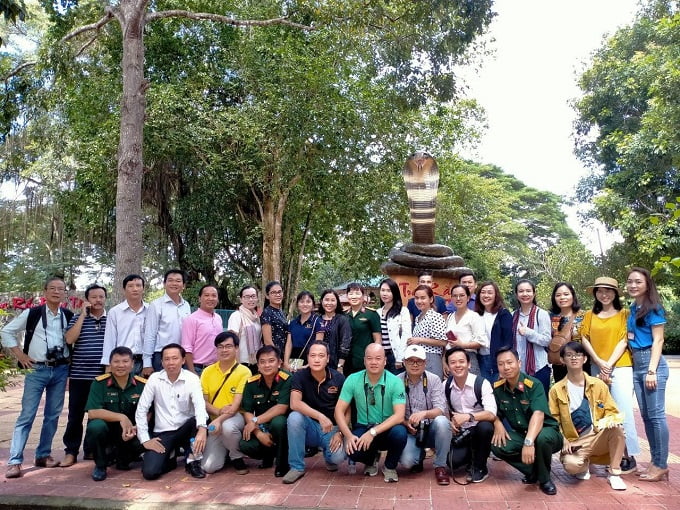 Du khách đến tham quan, trải nghiệm tại Trại Rắn Đồng Tâm Tiền Giang