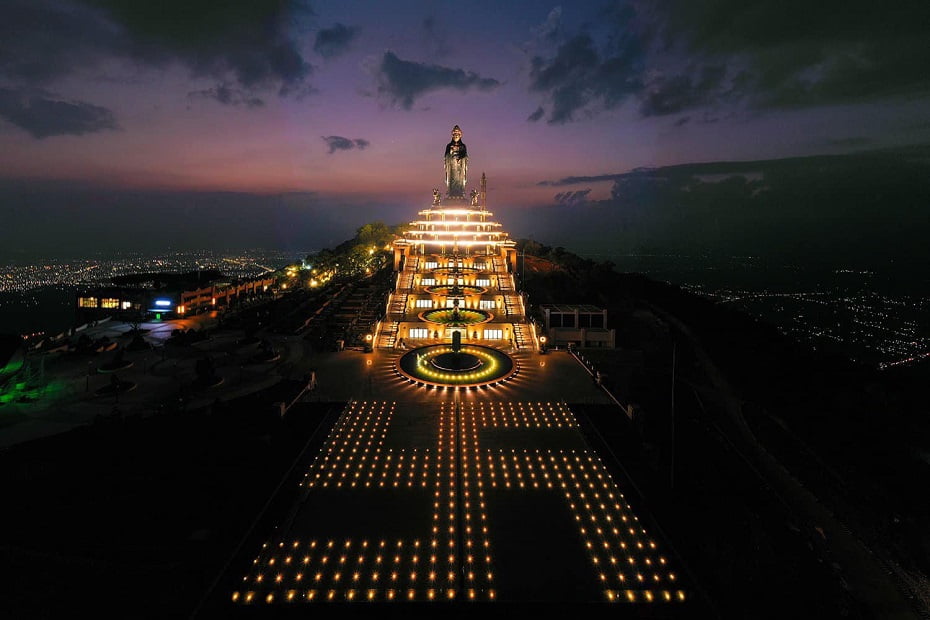 Quần thể Núi Bà Đen về đêm lung linh với hơn 3500 ngọn đèn