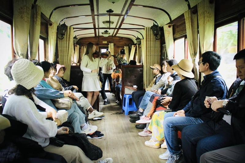Tuyến tàu đêm Đà Lạt - Trại Mát chính thức phục vụ du khách từ 14/04/2024 4 Bên trong chuyến tàu đêm Đà Lạt - Trại Mát