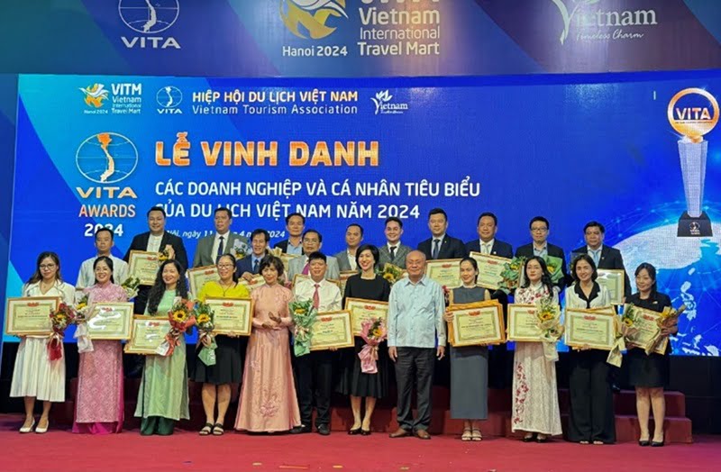Vinpearl đạt 13 giải thưởng du lịch Vietnam Travel Awards 2023 2 Đại diện Vinpearl nhận giải thưởng tại Vietnam Travel Awards 2023. Ảnh: Vinpearl
