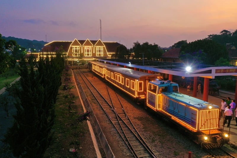 Tuyến tàu đêm Đà Lạt - Trại Mát chính thức phục vụ du khách từ 14/04/2024 5 Khung cảnh đoàn tàu sắp rời ga Đà Lạt vào ban đêm