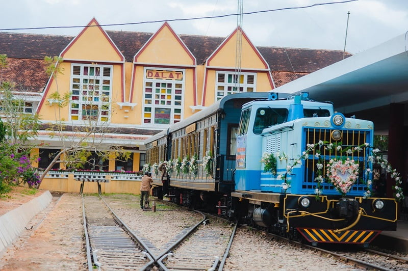 Tuyến tàu đêm Đà Lạt - Trại Mát chính thức phục vụ du khách từ 14/04/2024 7 Tuyến Tháp Chàm - Đà Lạt là một trong hai tuyến đường sắt răng cưa leo núi đầu tiên trên thế giới, được khởi công năm 1908, hoàn thành năm 1932 và đưa vào sử dụng 4 năm sau đó