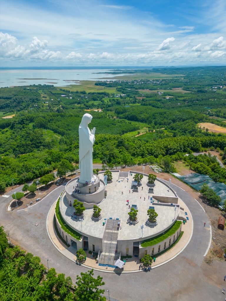 Đức Mẹ Núi Cúi - Trung tâm hành hương Công giáo lớn nhất Việt Nam 4 Bức tượng Đức Mẹ cao nhất Việt Nam