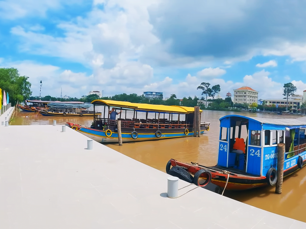 Bến tàu du lịch Thành phố Bến Tre - Thông tin tổng hợp cần biết 3 Bến tàu du lịch Bến Tre được đầu tư đầy đủ các hạng mục cầu tàu, bãi giữ xe, nhà chờ khách