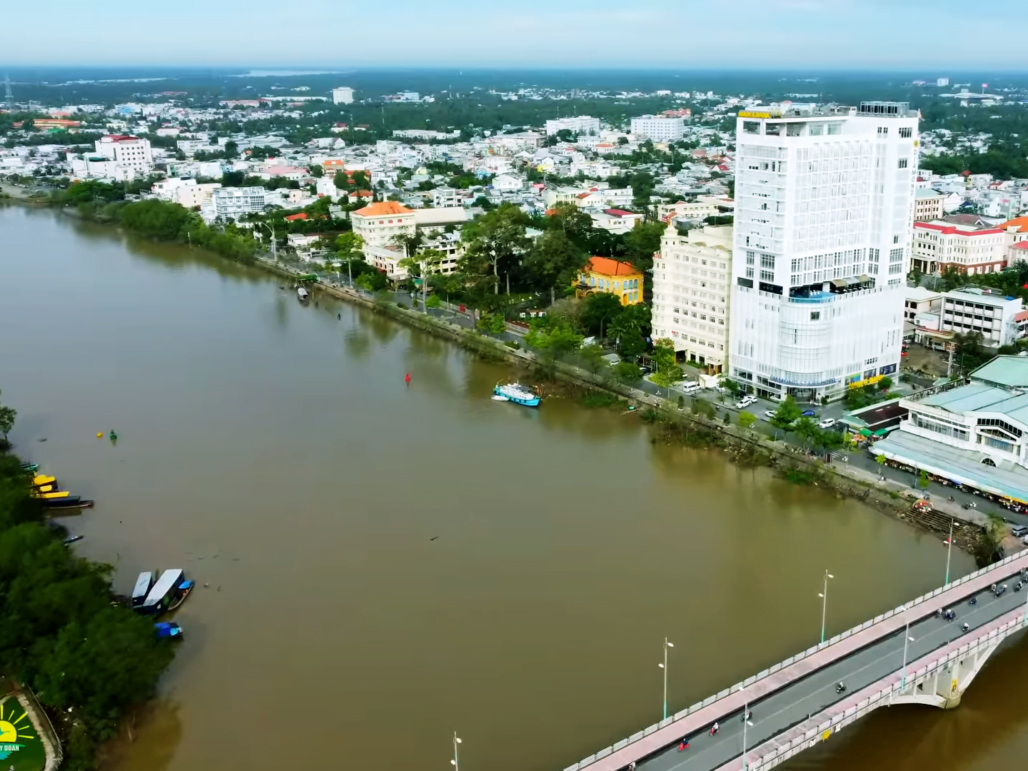 Bến tàu du lịch Thành phố Bến Tre - Thông tin tổng hợp cần biết 2 Đối diện Bến tàu Du lịch Bến Tre là khu Trung tâm thương mại, nhà hàng, khách sạn và điểm du lịch nổi tiếng